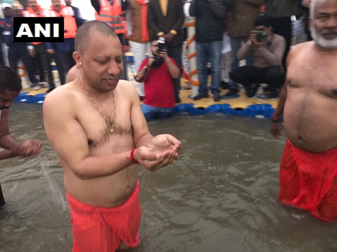 सीएम योगी पहुंचे प्रयागराज, बसंत पंचमी पर त्रिवेणी में लगाई डुबकी साथ में मौजूद थे ये मंत्री सीएम योगी पहुंचे प्रयागराज, बसंत पंचमी पर त्रिवेणी में लगाई डुबकी साथ में मौजूद थे ये मंत्री