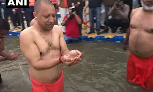 सीएम योगी पहुंचे प्रयागराज, बसंत पंचमी पर त्रिवेणी में लगाई डुबकी साथ में मौजूद थे ये मंत्री