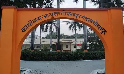 गोरखपुर में पहले थाना और अब कमिश्नर कार्यालय का गेट हुआ भगवा, चर्चाओं का बाजार गर्म