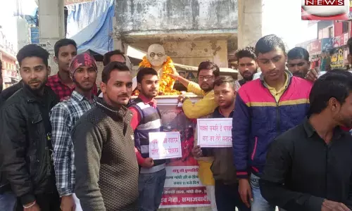 अमेठी में सपा कार्यकर्ताओं ने रघुपति राघव राजा राम... गाकर की गांधीगिरी