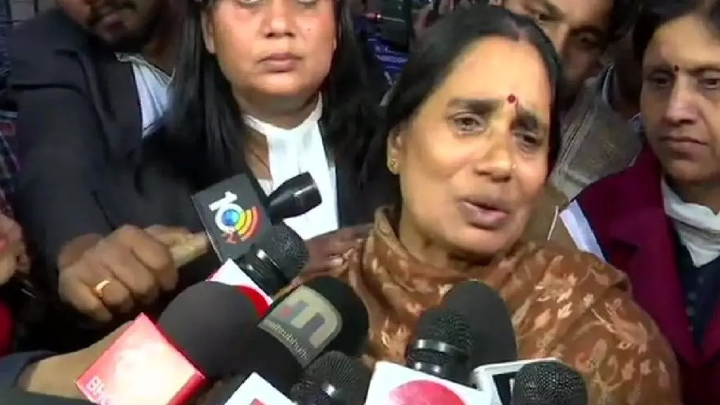 VIDEO : फिर फांसी टलने पर रोते हुए निर्भया की मां बोली, आग लगा दो ऐसे... VIDEO : फिर फांसी टलने पर रोते हुए निर्भया की मां बोली, आग लगा दो ऐसे...