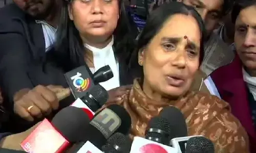 VIDEO : फिर फांसी टलने पर रोते हुए निर्भया की मां बोली, आग लगा दो ऐसे... VIDEO : फिर फांसी टलने पर रोते हुए निर्भया की मां बोली, आग लगा दो ऐसे...