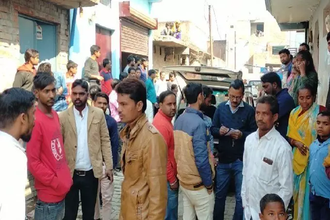 यूपी में एक घर में पांच लाशें देखकर हैरान रह गये पड़ोसी, बदबू आने पर दिया ध्यान! यूपी में एक घर में पांच लाशें देखकर हैरान रह गये पड़ोसी, बदबू आने पर दिया ध्यान!