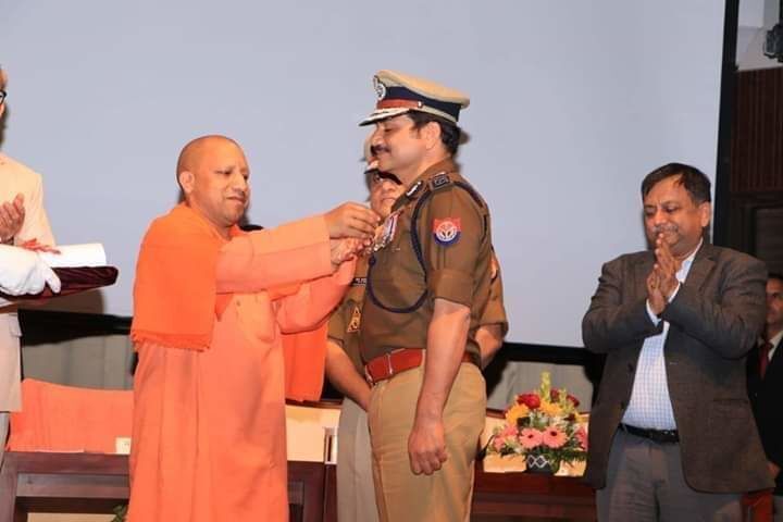 IG मोहित अग्रवाल ने किया यूपी पुलिस का नाम रोशन,फर्रुखाबाद के अपहरणकर्ता और पत्नी की मौत के बाद बची बच्ची को लिया गोद IG मोहित अग्रवाल ने किया यूपी पुलिस का नाम रोशन,फर्रुखाबाद के अपहरणकर्ता और पत्नी की मौत के बाद बची बच्ची को लिया गोद