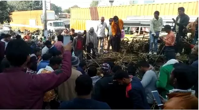 बिजनौर में ओवरलोड ट्रक पलटा एक की मौत दो घायल