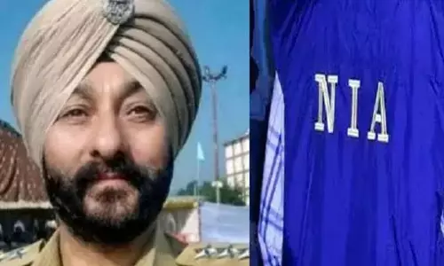 J&K: डीएसपी देविंद्र सिंह केस में NIA ने कई जगहों पर की छापेमारी J&K: डीएसपी देविंद्र सिंह केस में NIA ने कई जगहों पर की छापेमारी