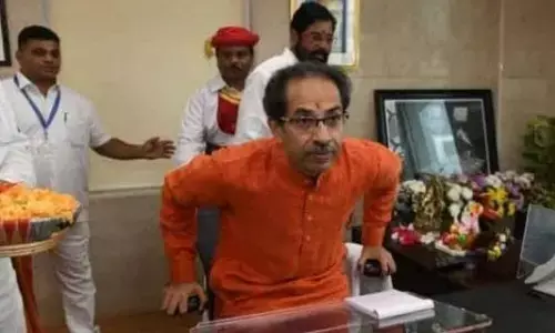 चक्रव्यू में घिरी उद्धव सरकार, महाराष्ट्र के राज्यपाल ने चुनाव आयोग के पाले में डाली गेंद चक्रव्यू में घिरी उद्धव सरकार, महाराष्ट्र के राज्यपाल ने चुनाव आयोग के पाले में डाली गेंद