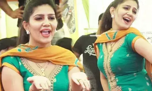 संतों के सामने बैकफुट पर दिखी सपना चौधरी, फैन की भी सपना सपना रह गई संतों के सामने बैकफुट पर दिखी सपना चौधरी, फैन की भी सपना सपना रह गई