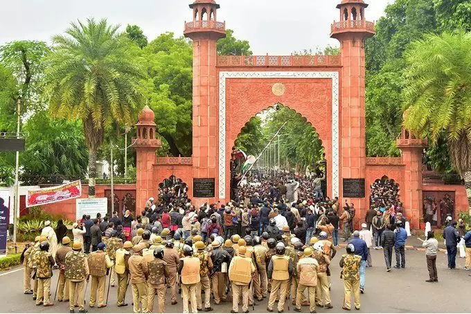 एएमयू प्रॉक्टर ने छात्रों के विरोध के चलते पद से दिया इस्तीफा एएमयू प्रॉक्टर ने छात्रों के विरोध के चलते पद से दिया इस्तीफा