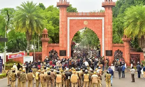 एएमयू प्रॉक्टर ने छात्रों के विरोध के चलते पद से दिया इस्तीफा एएमयू प्रॉक्टर ने छात्रों के विरोध के चलते पद से दिया इस्तीफा