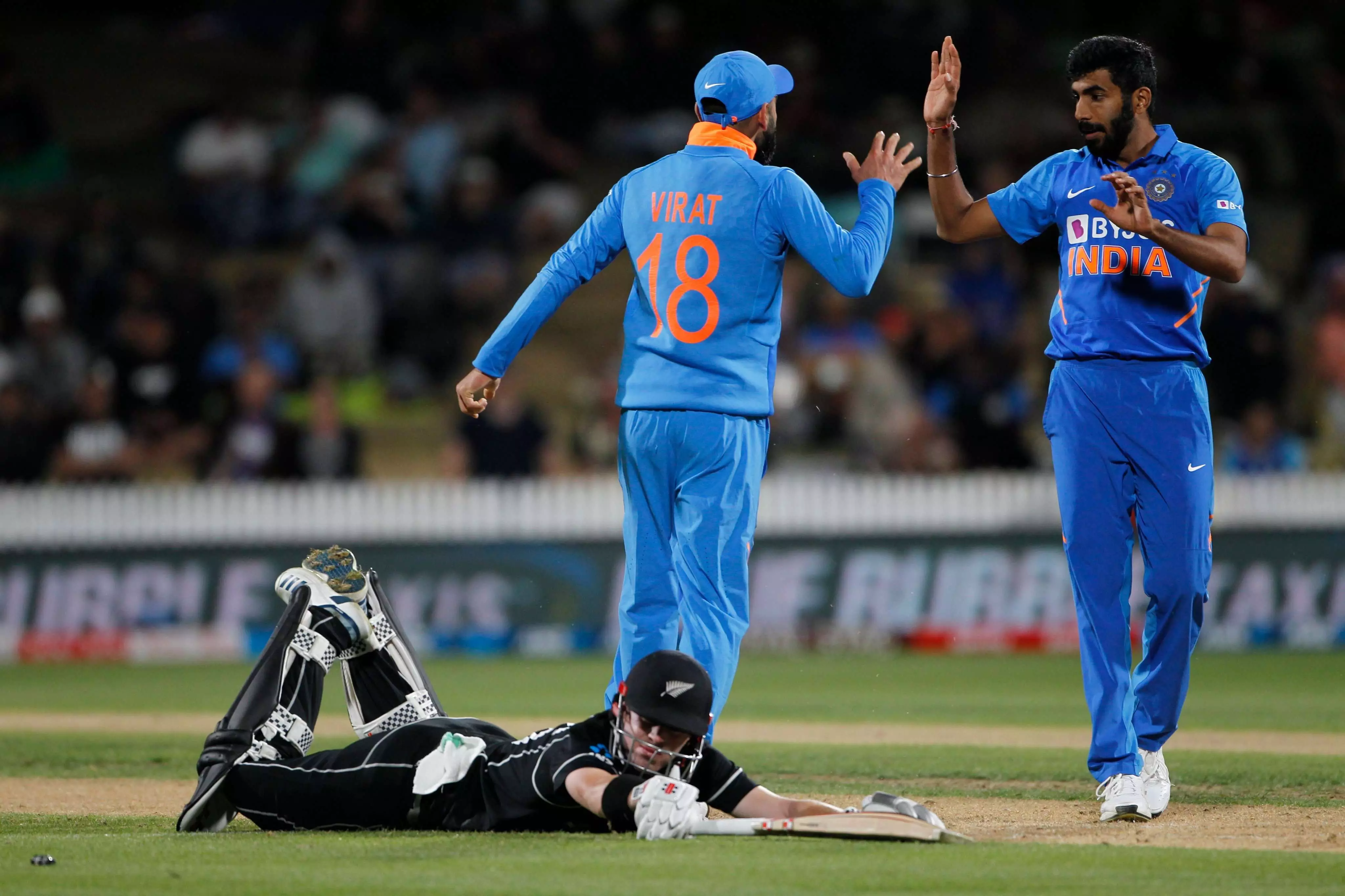 INDvsNZ Live Score : भारत ने 348 रनों का दिया लक्ष्य, विराट कोहली ने निकोल्स को किया रनआउट, भारत को तीसरी सफलता