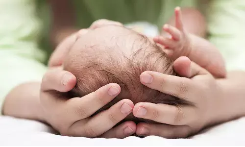 उड़ती विमान में महिला ने दिया बच्चे को जन्म