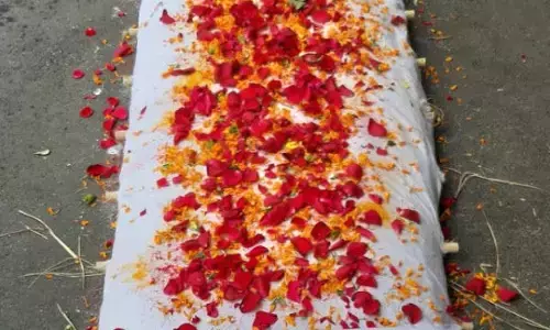 पत्नी प्रेमी के साथ भागी, पति ने अंतिम संस्कार कर खोला राज, तो बेटे ने मां की दी मुखाग्नि