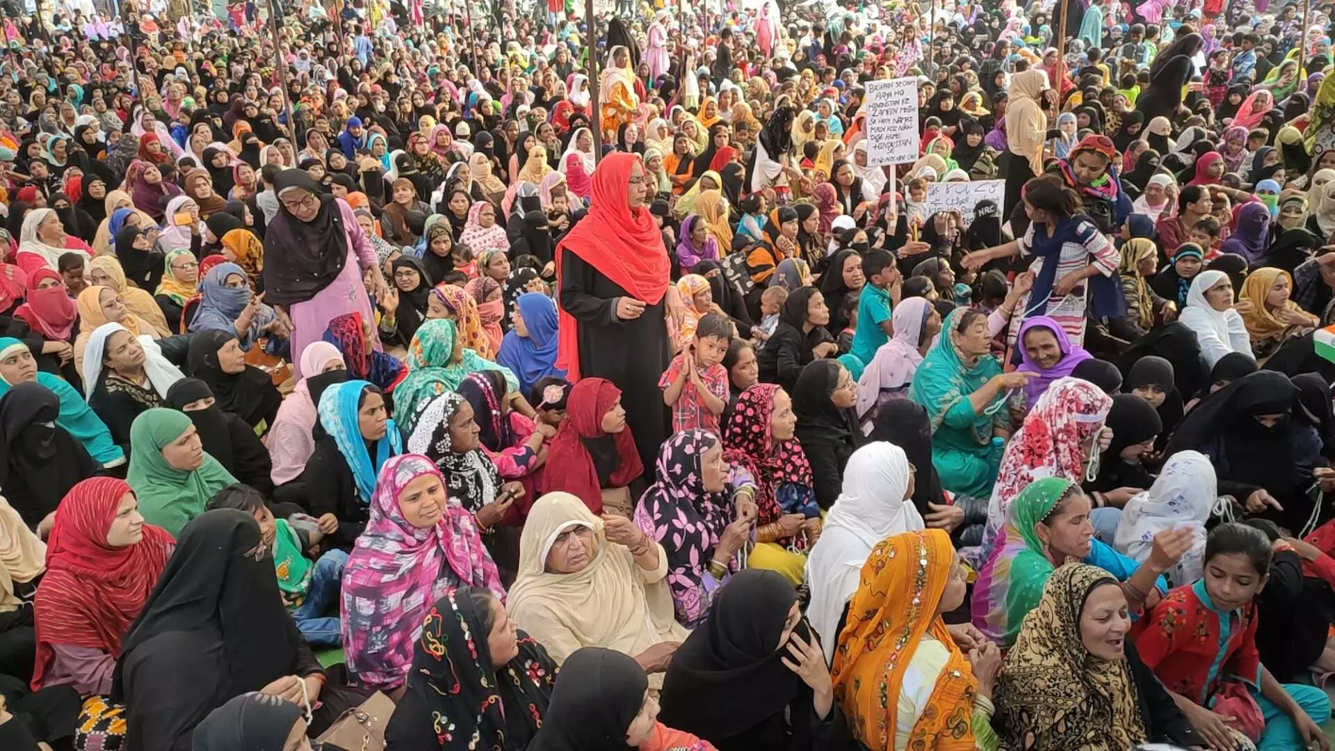 खंडवा के शाहीनबाग में अंतिम दिन NRC एवं CAA के खिलाफ फूट पड़ा महिलाओं का आक्रोश खंडवा के शाहीनबाग में अंतिम दिन NRC एवं CAA के खिलाफ फूट पड़ा महिलाओं का आक्रोश