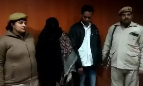 नोएडा पुलिस: हनीट्रेप गिरोह का खुलासा, दो गिरफ्तार कब्जे से 1 लाख रूपये भी बरामद नोएडा पुलिस: हनीट्रेप गिरोह का खुलासा, दो गिरफ्तार कब्जे से 1 लाख रूपये भी बरामद