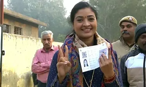 LIVE Delhi Elections 2020: प्रियंका गांधी के बेटे रेहान ने पहली बार डाला वोट