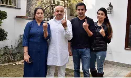 सांसद गौतम गंभीर ने परिवार संग डाला वोट, मतदान को लेकर ट्वीटर पर दी ये जानकारी
