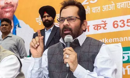 मंत्री मुख़्तार अब्बास नकवी ने कड़ी सोनिया गाँधी को नसीहत, पप्पू को प्ले स्कूल भेजे और ...