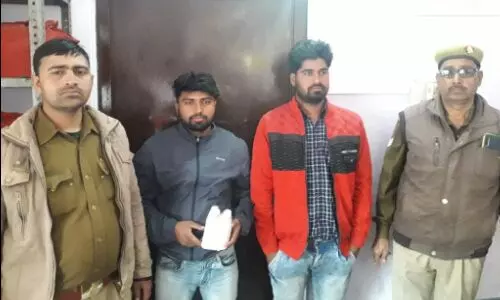 2 शराब तस्करों को पुलिस ने किया गिरफ्तार, कब्जे से एक गाड़ी व 4 पेटी शराब बरामद