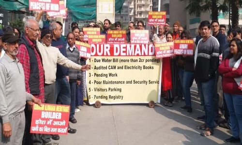 Noida Sector -74 स्थित ग्रैंड अजनारा हेरिटेज सोसायटी में अधूरे पड़े कामों के ना होने पर लोगों ने किया प्रदर्शन Noida Sector -74 स्थित ग्रैंड अजनारा हेरिटेज सोसायटी में अधूरे पड़े कामों के ना होने पर लोगों ने किया प्रदर्शन