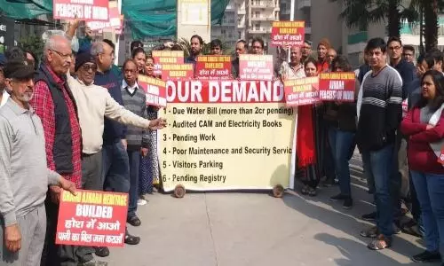 Noida Sector -74 स्थित ग्रैंड अजनारा हेरिटेज सोसायटी में अधूरे पड़े कामों के ना होने पर लोगों ने किया प्रदर्शन