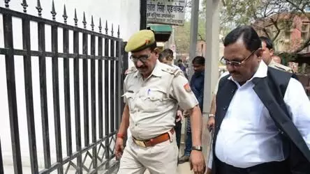 नोएडा अथॉरिटी के पूर्व इंजीनियर यादव सिंह को CBI ने किया गिरफ्तार नोएडा अथॉरिटी के पूर्व इंजीनियर यादव सिंह को CBI ने किया गिरफ्तार