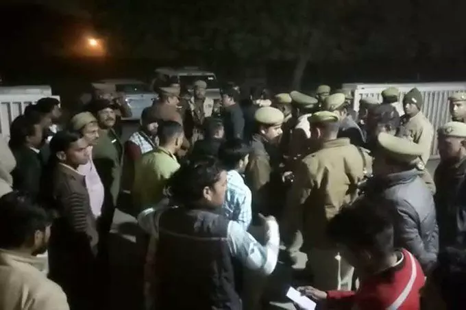 फिरोजाबाद में धमकी के बाद रेप पीड़िता के पिता की गोली मारकर हत्या फिरोजाबाद में धमकी के बाद रेप पीड़िता के पिता की गोली मारकर हत्या