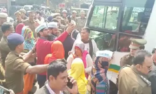 धरने पर बैठे करीब 100 किसानों को पुलिस ने किया गिरफ्तार