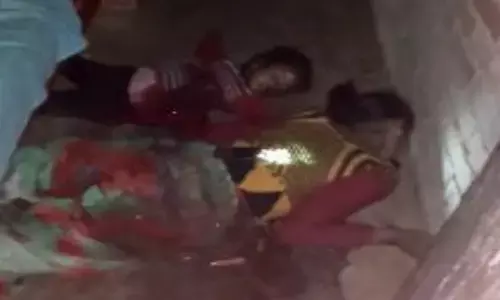 लखीमपुर खीरी : पति ने पत्नी और पांच साल की बच्ची को गोली मारने के साथ धारदार हथियार से काटा लखीमपुर खीरी : पति ने पत्नी और पांच साल की बच्ची को गोली मारने के साथ धारदार हथियार से काटा