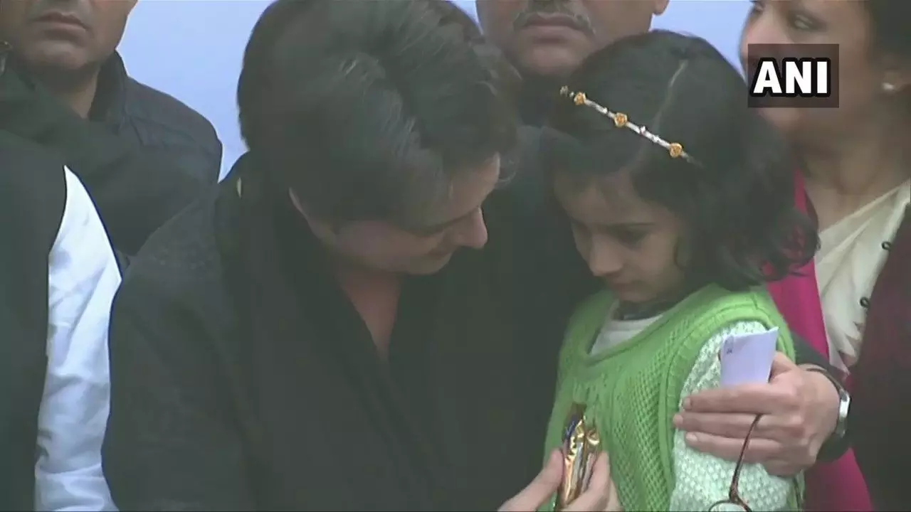 प्रियंका गांधी पहुंची आज़मगढ़, NRC और CAA के खिलाफ प्रदर्शन कर रही महिलाओं पर हुए लाठी चार्ज और पुलिसिया बर्बरता में घायल महिलाओं से की मुलाक़ात