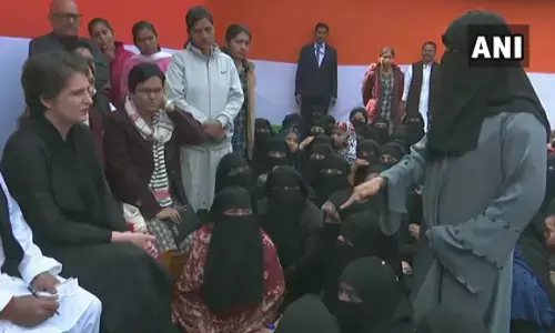 आजमगढ़ में पुलिस अत्याचार पीड़ितों से मुलाकात करती प्रियंका गांधी, जानिए क्या है मामला? आजमगढ़ में पुलिस अत्याचार पीड़ितों से मुलाकात करती प्रियंका गांधी, जानिए क्या है मामला?