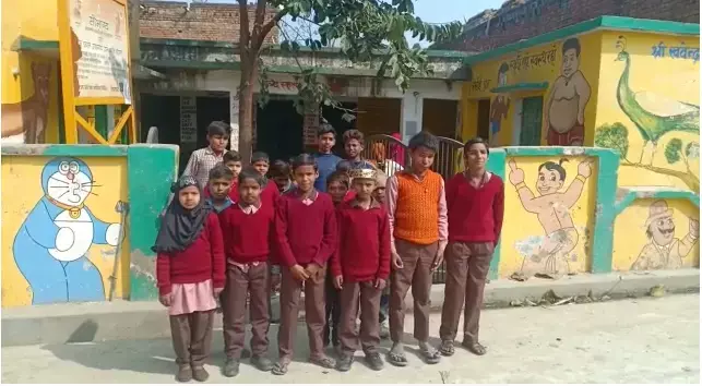 बिजनौर में प्राथमिक विद्यालय की बिल्डिंग जर्जर होने के कारण नहीं भेज रहे अभिभावक अपने बच्चों को स्कूल