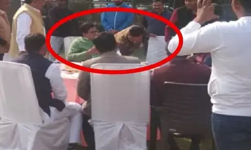 सपा नेता रामगोपाल यादव के पैर छूते दिखे मथुरा के सीओ राकेश, फोटो वायरल सपा नेता रामगोपाल यादव के पैर छूते दिखे मथुरा के सीओ राकेश, फोटो वायरल