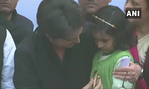 प्रियंका गांधी पहुंची आज़मगढ़, NRC और CAA के खिलाफ प्रदर्शन कर रही महिलाओं पर हुए लाठी चार्ज और पुलिसिया बर्बरता में घायल महिलाओं से की मुलाक़ात प्रियंका गांधी पहुंची आज़मगढ़, NRC और CAA के खिलाफ प्रदर्शन कर रही महिलाओं पर हुए लाठी चार्ज और पुलिसिया बर्बरता में घायल महिलाओं से की मुलाक़ात