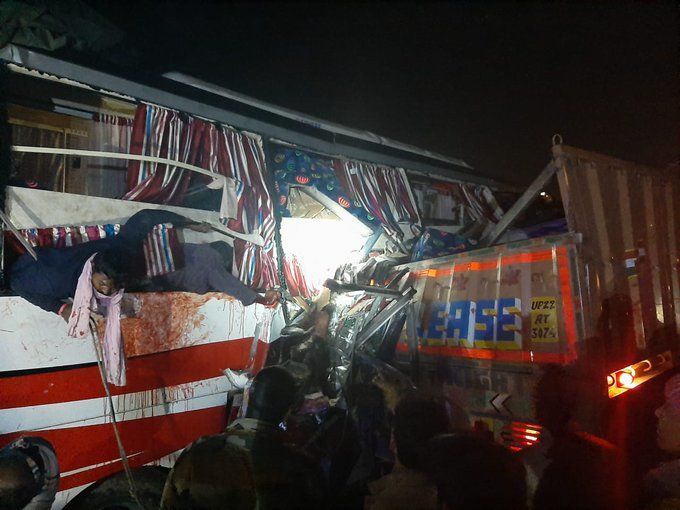 फिरोजाबाद में नशे में धुत ड्राइवर ने बस टेंकर में मारी टक्कर, 14 की मौत कई घायल फिरोजाबाद में नशे में धुत ड्राइवर ने बस टेंकर में मारी टक्कर, 14 की मौत कई घायल