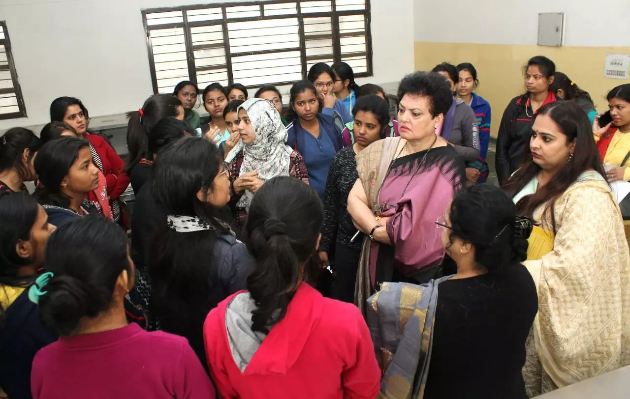 इलाहाबाद विश्वविद्यालय में महिला आयोग की टीम ने रजिस्ट्रार और वित्त अधिकारी को हटाने की सिफारिश की