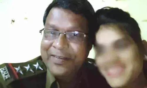 प्रेमिका के साथ थाना प्रभारी को रंगरेलिया मनाते रंगे हाथों पत्नी ने आकर धर दबोचा प्रेमिका के साथ थाना प्रभारी को रंगरेलिया मनाते रंगे हाथों पत्नी ने आकर धर दबोचा