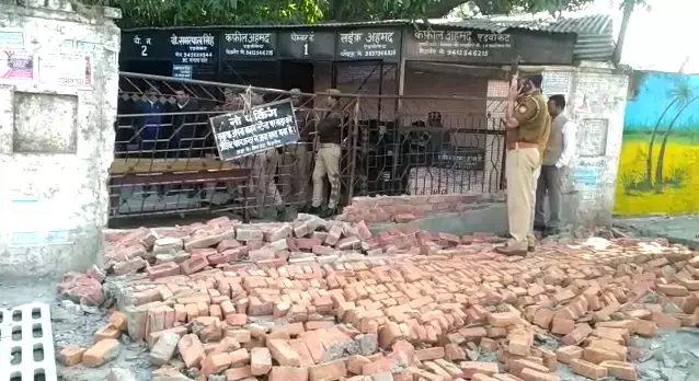 बिजनौर में जजी परिसर में वकीलों ने गिराई दीवार