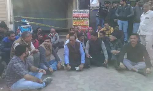 नोएडा में ज्वैलर को गोली मारकर बदमाश हुये फरार,घटना के विरोध में व्यापारी बैठे धरने पर, सीसीटीवी फुटेज आया सामने नोएडा में ज्वैलर को गोली मारकर बदमाश हुये फरार,घटना के विरोध में व्यापारी बैठे धरने पर, सीसीटीवी फुटेज आया सामने