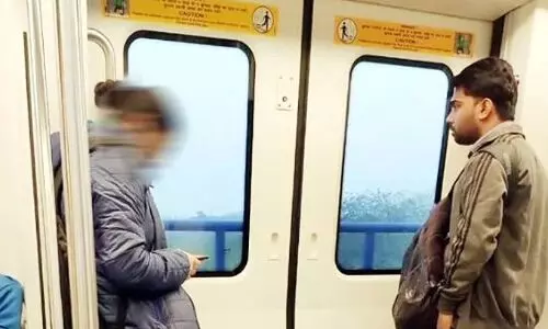 मेट्रो में लड़की के सामने पैंट की जिप खोल लड़के ने की अश्लील हरकत