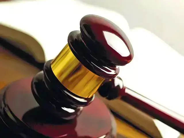 मंत्री की गाड़ी में लगा था हूटर, जज ने खुद सड़क पर उतरकर कटवा दिया चालान