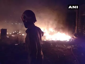 दिल्ली में लगी भंयकर आग, रोहिणी की बंगाली बस्ती में 100 से ज्यादा झुग्गियां जलकर खाक