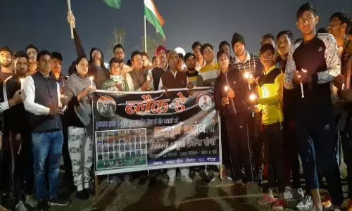 पुलवामा हमले की पहली वर्षगाठ पर युवा क्रान्ति सेना ने निकाला कैंडल मार्च पुलवामा हमले की पहली वर्षगाठ पर युवा क्रान्ति सेना ने निकाला कैंडल मार्च