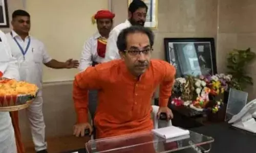 महाराष्ट्र में उद्धव ठाकरे की कुर्सी को लेकर फंसा पेंच, अब गेंद राज्यपाल के पाले में महाराष्ट्र में उद्धव ठाकरे की कुर्सी को लेकर फंसा पेंच, अब गेंद राज्यपाल के पाले में