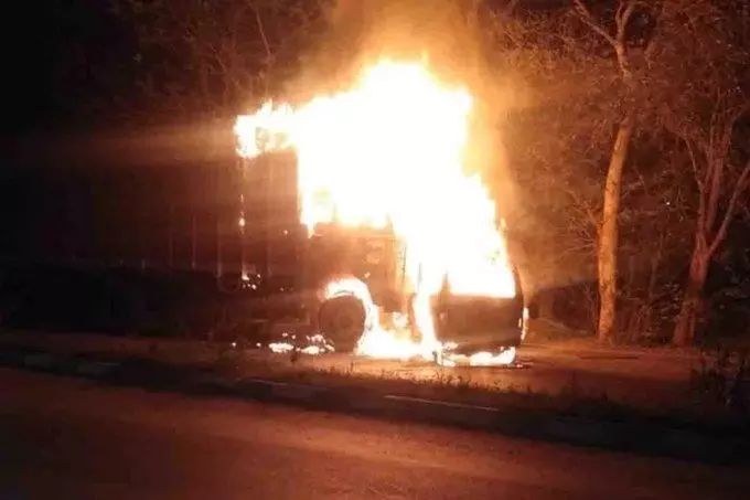 आगरा लखनऊ एक्सप्रेस-वे: ट्रक से टकराकर वैन में लगी भीषण आग, 7 लोग जिंदा जले