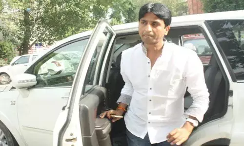 कुमार विश्वास की चोरी हो गई फॉर्च्यूनर कार, कुमार बोले चिल मारो यार लेकिन आज बन जाएगा दिल्ली का सीएम यार!