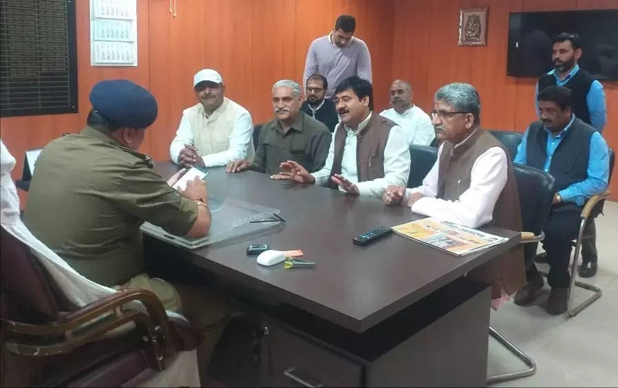 एसीपी अरुण कुमार सिंह से मिला नोएडा व्यापारी वेलफेयर एसोसिएशन का प्रतिनिधि मंडल एसीपी अरुण कुमार सिंह से मिला नोएडा व्यापारी वेलफेयर एसोसिएशन का प्रतिनिधि मंडल