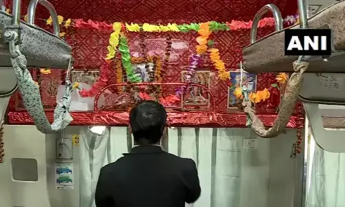 काशी महाकाल एक्सप्रेस में इस फोटो को देख भड़के ओवैसी, PMO को ट्वीटर पर किया टैग काशी महाकाल एक्सप्रेस में इस फोटो को देख भड़के ओवैसी, PMO को ट्वीटर पर किया टैग