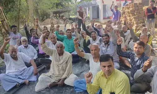 नये सिरे से चकबंदी की मांग को लेकर सपा नेता समेत ग्रामीणों ने किया प्रदर्शन