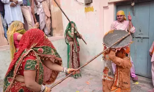 मथुरा में चढ़ने लगा होली का रंग ...मथुरा के बरसाना की लट्ठमार होली क्यों चर्चित है? जानें मथुरा में चढ़ने लगा होली का रंग ...मथुरा के बरसाना की लट्ठमार होली क्यों चर्चित है? जानें